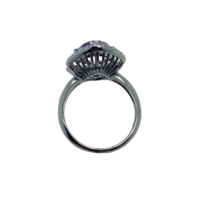 a diamond ring with a center stone in the middle