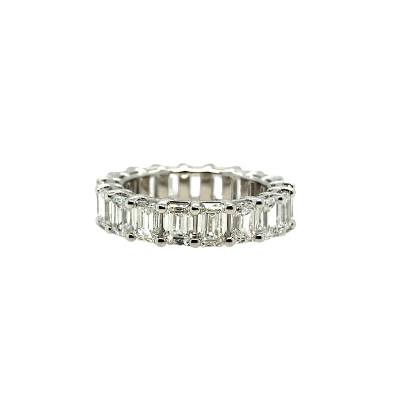 a white gold ring with baguetts