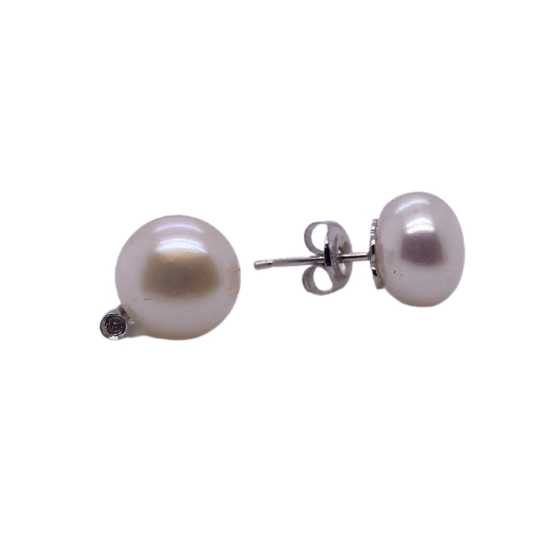 a pair of white pearls are shown on a white background