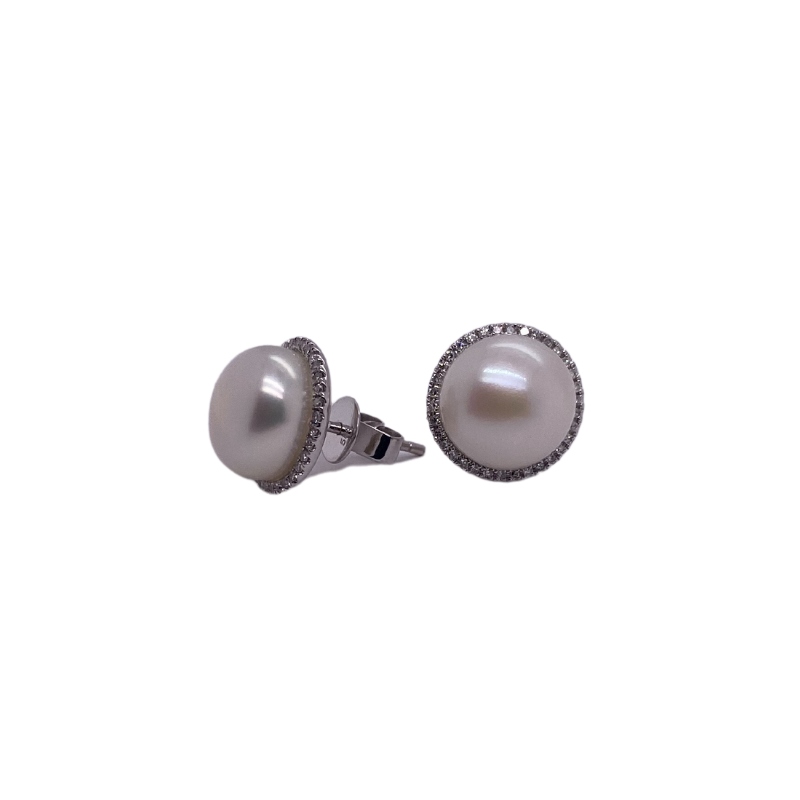 a pair of earrings with pearls on them