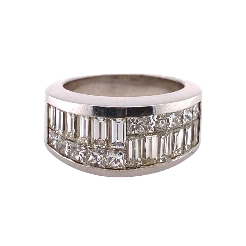 a white gold ring with baguetts of diamonds