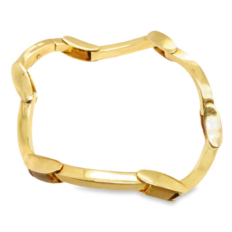 a gold bracelet with two links on it