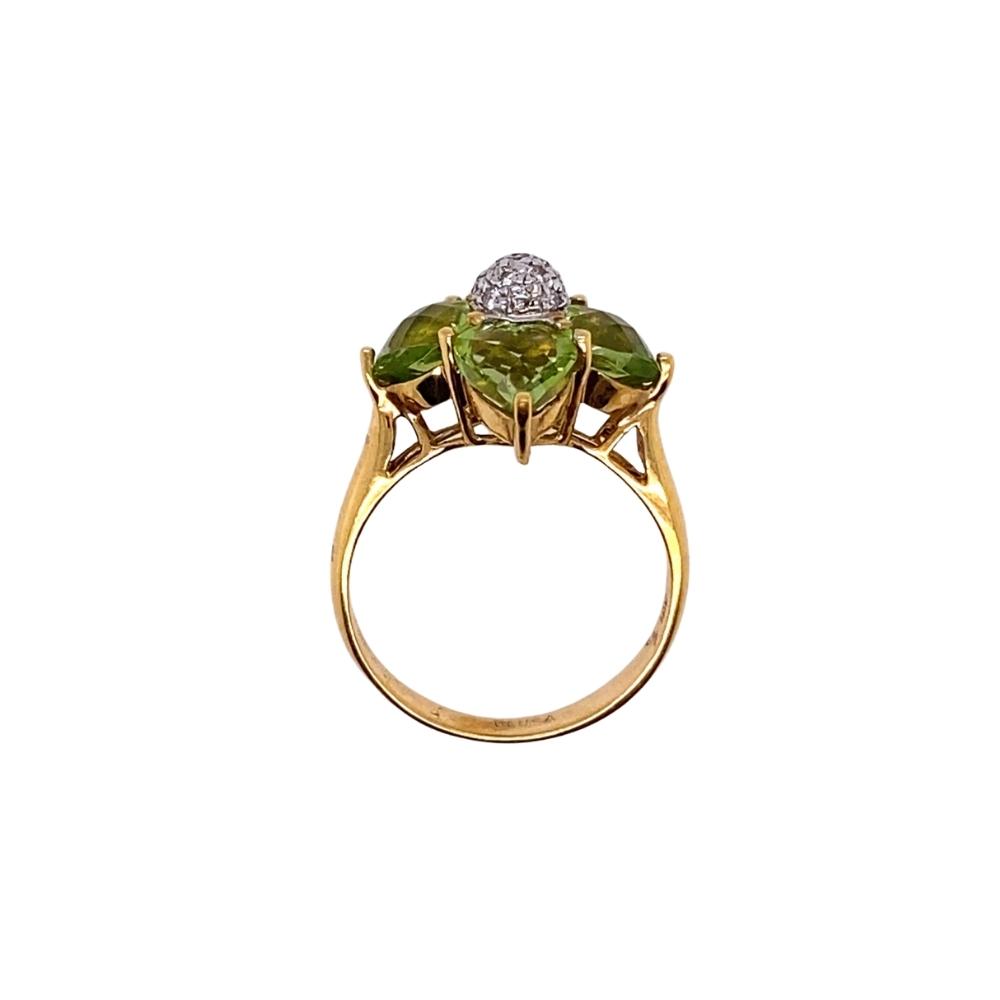 Flower Ring with 4 Heart shaped Peridot Stones, with diamond center, 18kt yellow gold - Image 3