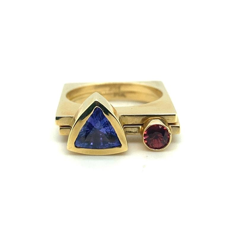 Modern 2 Piece ring with Garnet and Tanzanite, 14kt yellow gold
